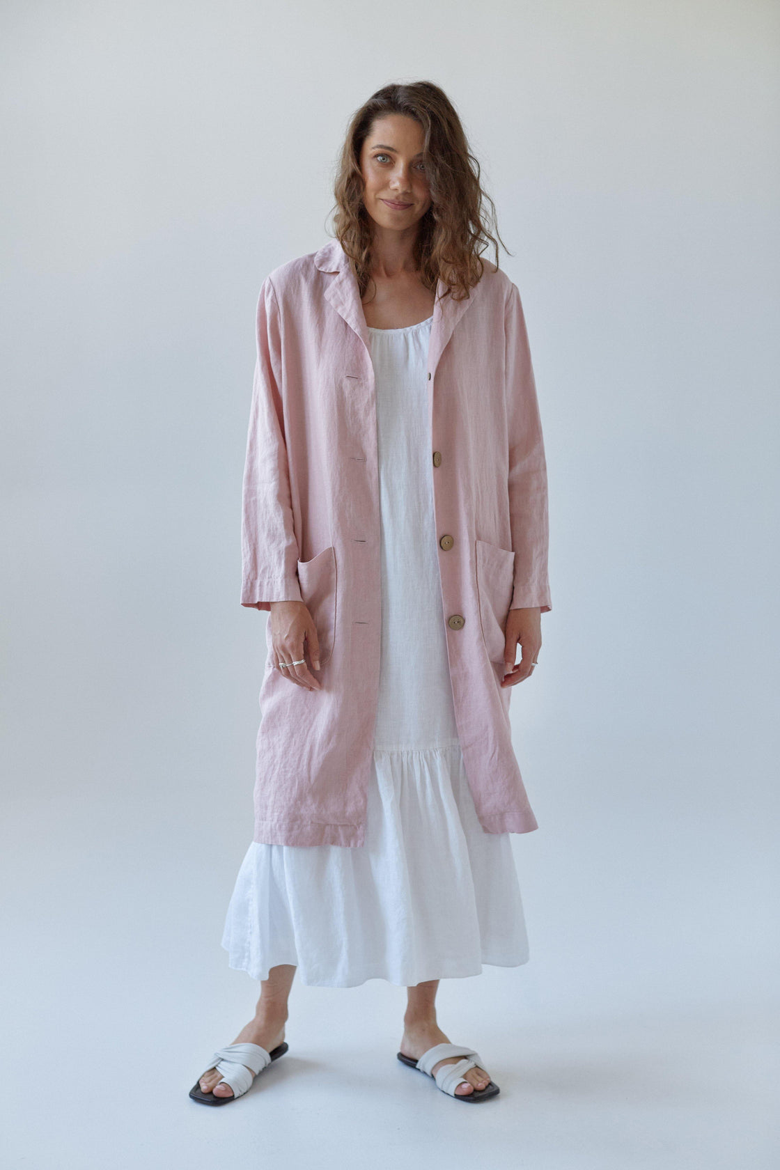 Pink linen duster coat with white dress - Manufacture de Lin